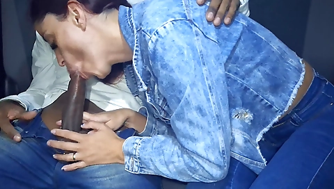 Amateur latina teen gets fucked by driver in the car