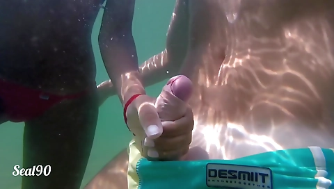 Amateur brunette girl has a nice underwater handjob